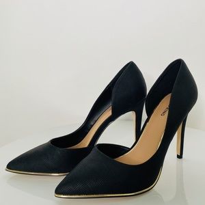 Class Black Pumps w/ Gold Trim